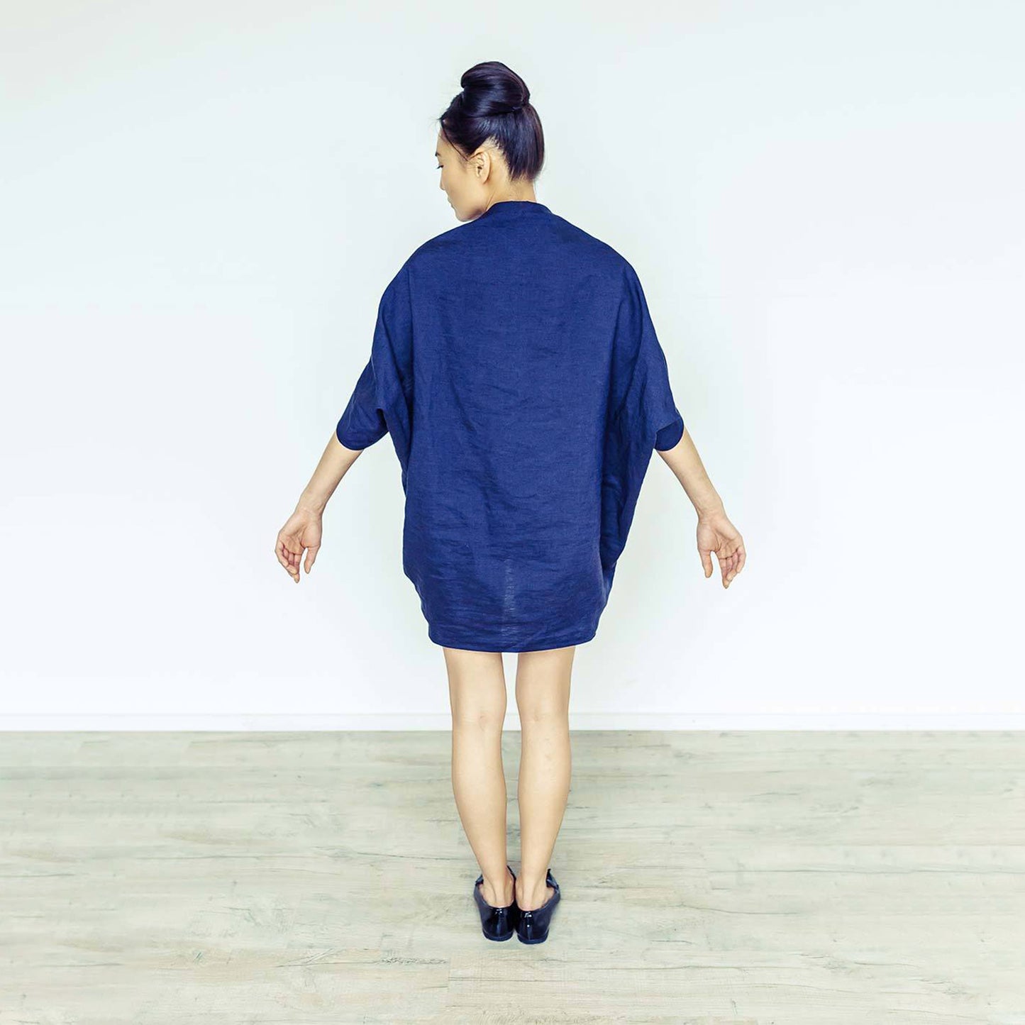 Woman wearing The Costume Room navy blue 100% Pure Irish Linen Cocoon dress with pockets