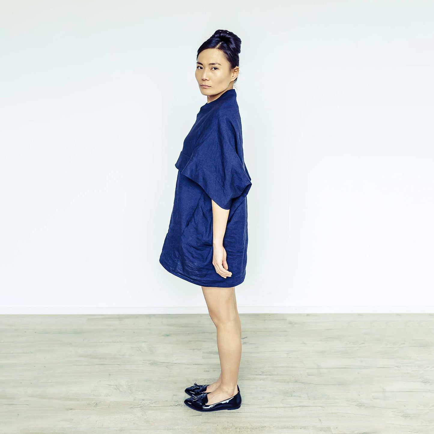 Woman wearing The Costume Room navy blue 100% Pure Irish Linen Cocoon dress with pockets
